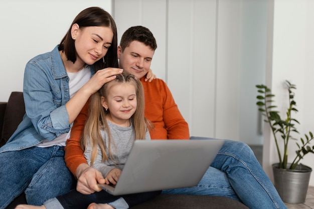 Familienvideoanruf mit mittlerem Schuss