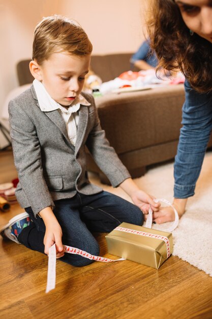 Familienweihnachtsszene mit Jungen