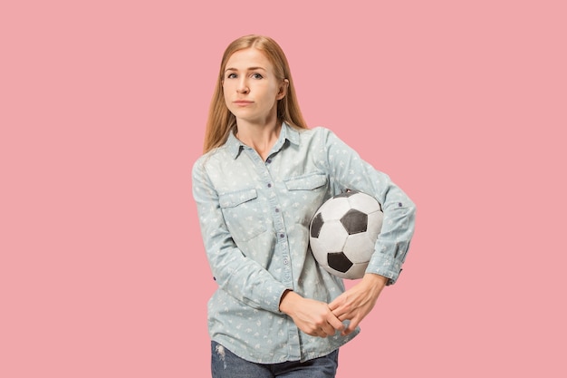 Fan Sport Frau Spieler hält Fußball isoliert auf rosa Studio Hintergrund