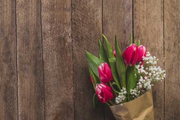 Fantastische Bouquet auf Holztisch