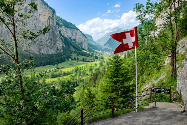 Fantastische landschaft der schweizer alpen lauterbrunnen-wald schweizer flagge heimatstadt der wasserfälle