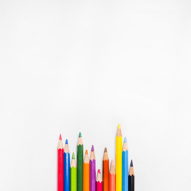Farbige Bleistifte auf weißem Hintergrund