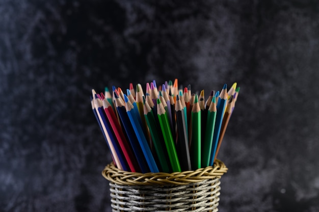 Farbige Bleistifte in einem Federmäppchen, selektiver Fokus