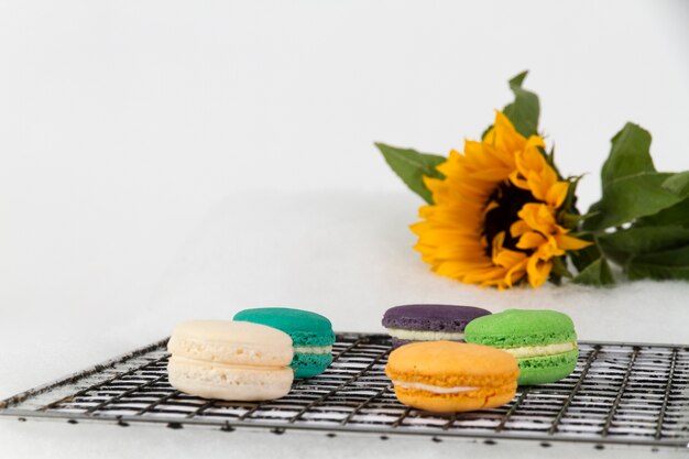 Kostenloses Foto farbige cookies mit blumen hintergrund