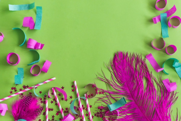 Kostenloses Foto farbige federn mit zuckerstangen