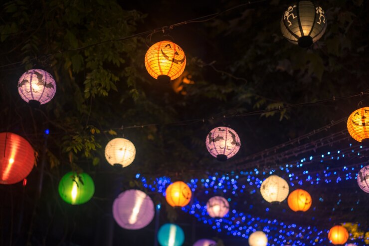 Farbige Laternen in der Nacht
