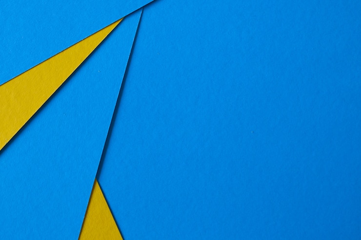 Kostenlose Foto farbiger geometrischer blauer und gelber papierbeschaffenheitshintergrund