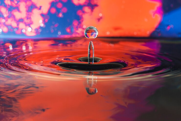 Kostenlose Foto farbiger hintergrund mit wasseroberfläche und tropfen
