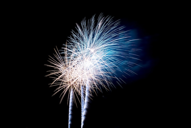 Kostenlose Foto farbiges feuerwerk am nachthimmel