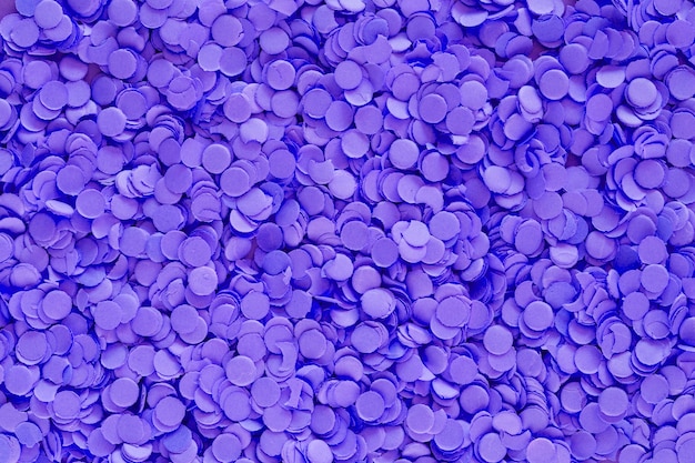 Farbiges purpurrotes confetti von oben
