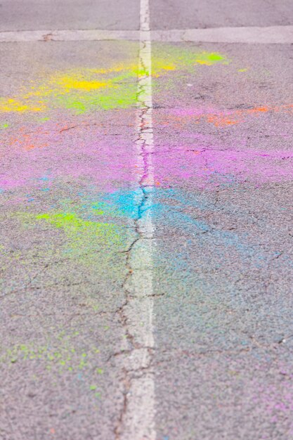 Farbstaub, der auf Straße auf Holi-Festival zerstreut