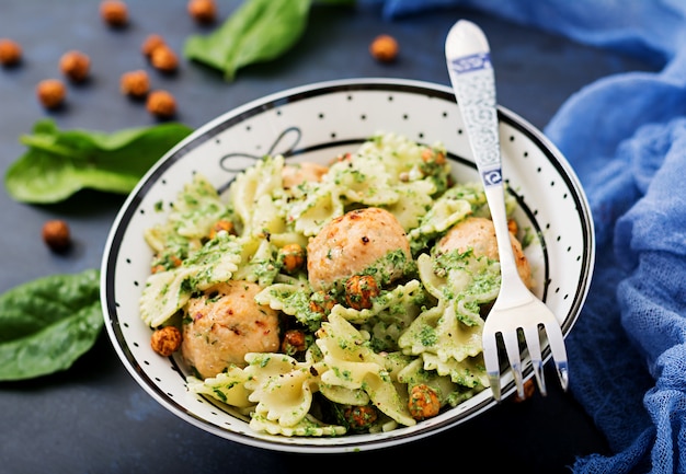 Farfalle Pasta mit Fleischbällchen und Spinatsauce mit gebratenen Kichererbsen