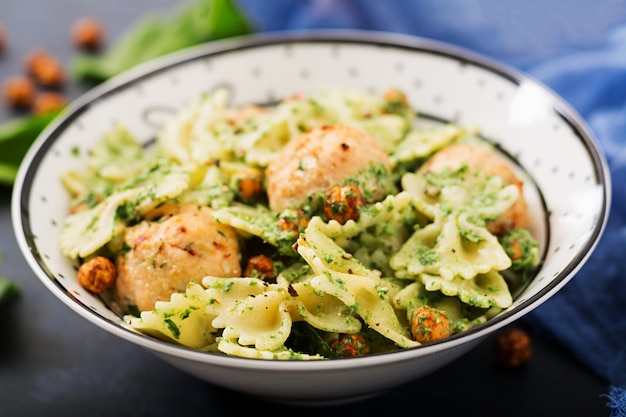 Farfalle Pasta mit Fleischbällchen und Spinatsauce mit gebratenen Kichererbsen