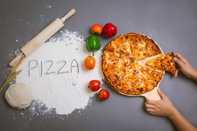 Fassen Sie die Pizza ab, die auf Mehl mit einer geschmackvollen Pizza geschrieben wird