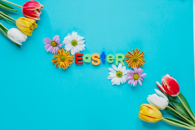 Fassen Sie Ostern in der Anordnung mit Blumen ab