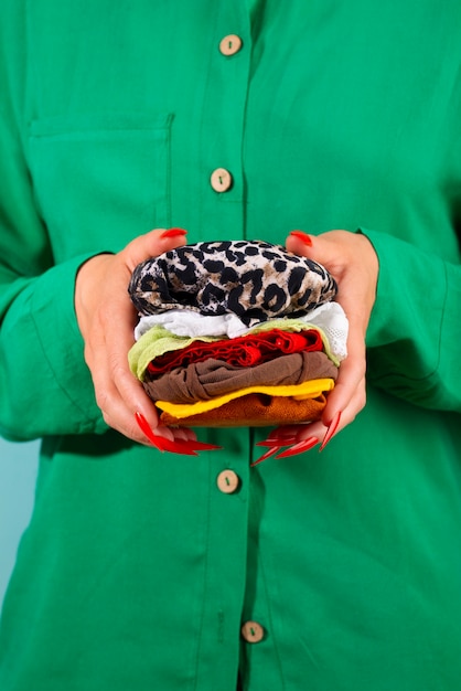 Kostenloses Foto fast-fashion-konzept mit als burger getarnten materialien und textilien