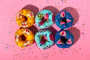 Kostenloses Foto fast-fashion-konzept mit als donuts getarnten materialien und textilien