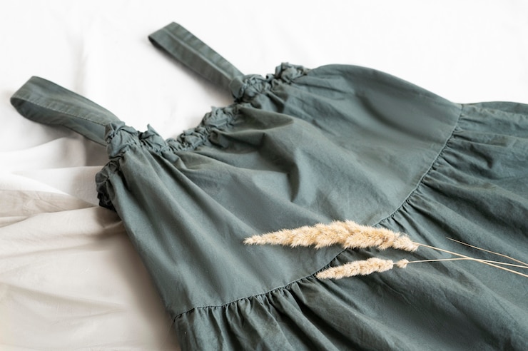 Kostenlose Foto fast fashion vs. langsam nachhaltige mode