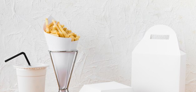 Fast Food; Entsorgung Tasse und Essen Paket Mock-up gegen Wand