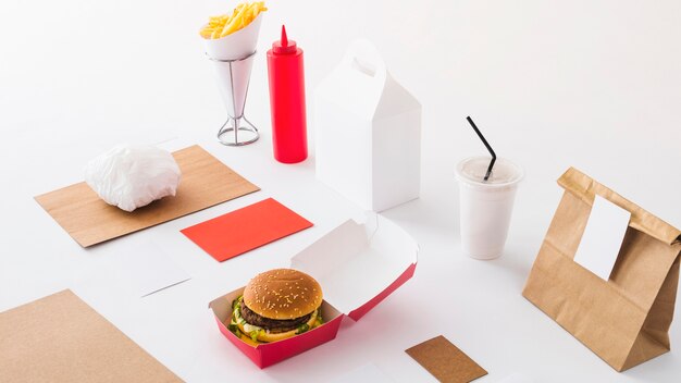 Fast Food; Entsorgungstasse; Soßenflasche und -paket auf weißem Hintergrund