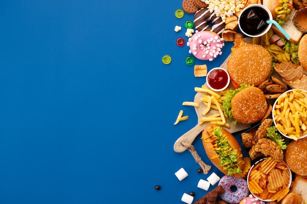 Fast-Food-Gericht auf blau