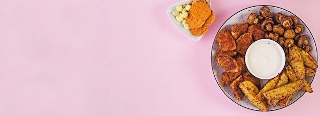 Fast-Food-Hühnernuggets mit Ketchup, Pommes Frites, gebackenen Pilzen. Draufsicht