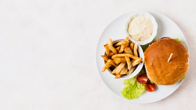 Fast-Food-Mahlzeit mit textfreiraum
