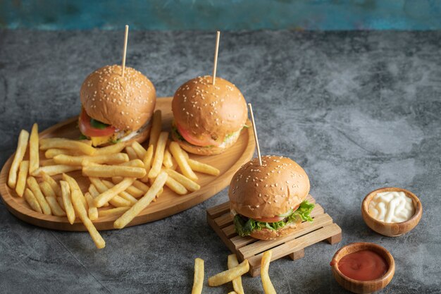 Fast-Food-Menü mit Burgern und Bratkartoffeln