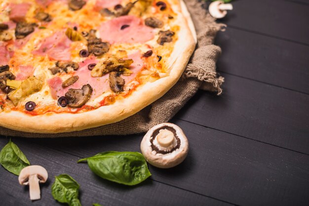 Fastfood köstliche Pizza mit Pilzen und Basilikum