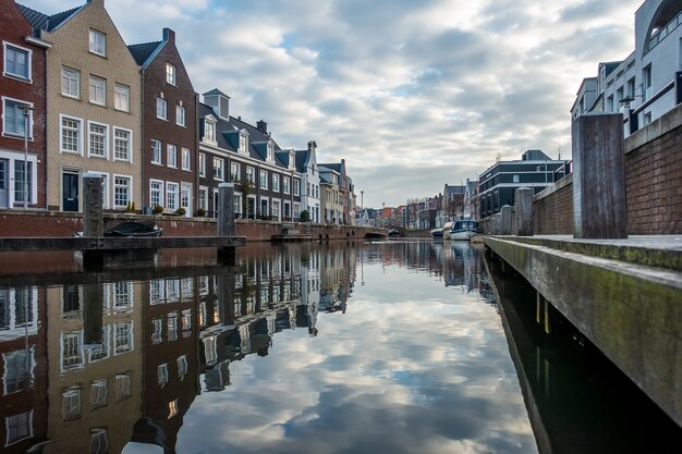 Faszinierende Ansicht der Reflexion der Gebäude im Fluss an einem bewölkten Tag