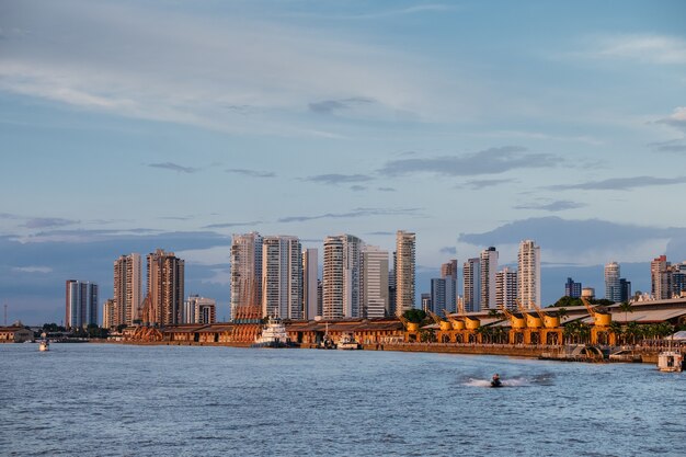 Faszinierende Ansicht des brasilianischen Stadtbildes mit einem Ozean unter einem bewölkten Himmel