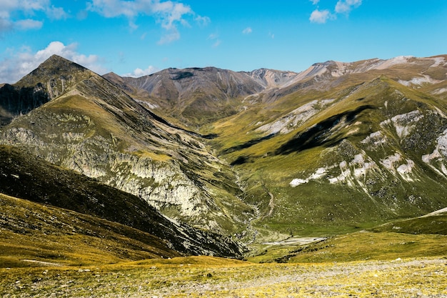 Faszinierende Ansicht des Drei-Gipfel-Hügels unter einem blauen Himmel in Argentinien