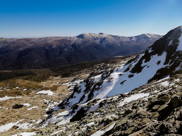Faszinierende Ansicht des Penalara-Berges in Spanien bedeckt mit Schnee an einem sonnigen Tag