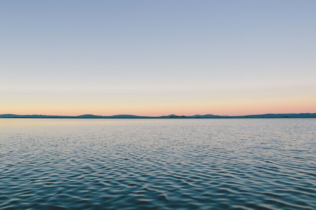 Faszinierende Ansicht des ruhigen Ozeans unter dem blauen Himmel - perfekt für Hintergrund