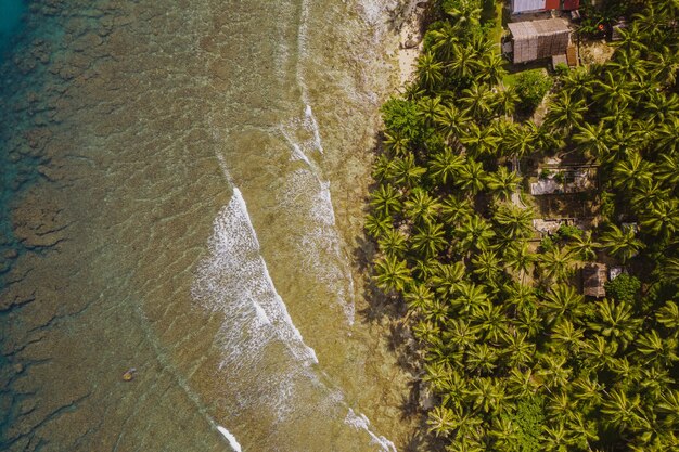 Faszinierende Ansicht des Strandes mit weißem Sand und türkisfarbenem klarem Wasser in Indonesien