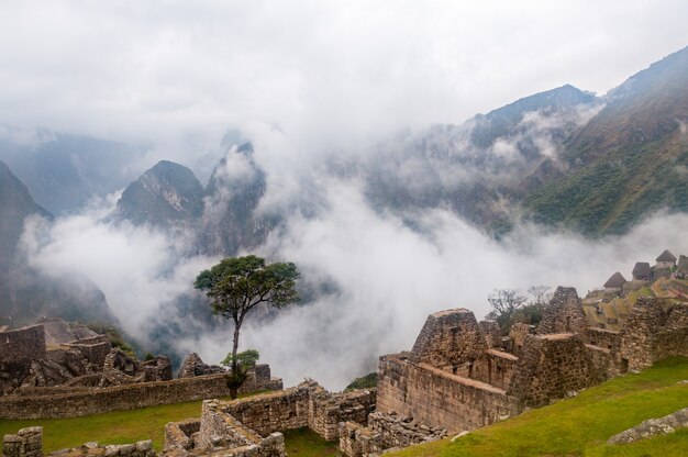 Faszinierende Ansicht von Machu Picchu von Wolken bedeckt