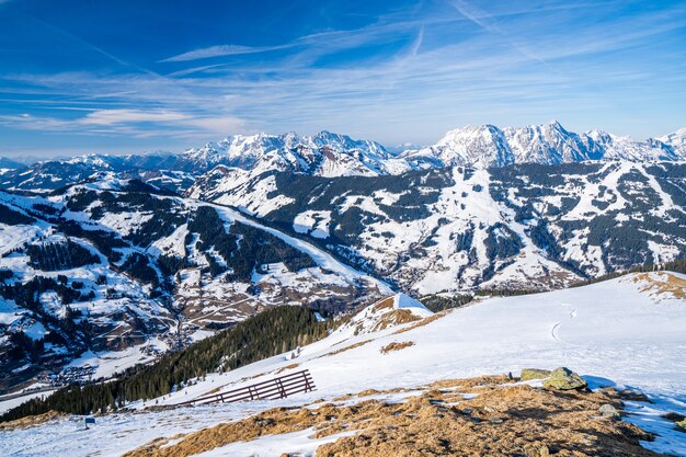 Faszinierende Aufnahme der schneebedeckten Alpen unter blauem Himmel