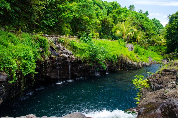 Faszinierende Aufnahme des Afu Aau Wasserfalls in Samoa
