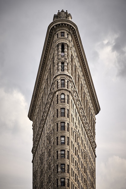 Faszinierende Aufnahme des Flatiron-Gebäudes im Madison Square Park