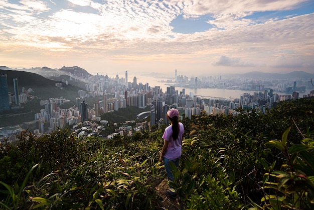Faszinierende Aufnahme einer jungen Frau, die den Blick auf die Stadt Hongkong genießt