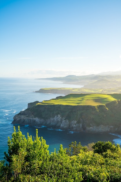 Faszinierende Aufnahme einer wunderschönen Meereslandschaft auf den Azoren, Portugal