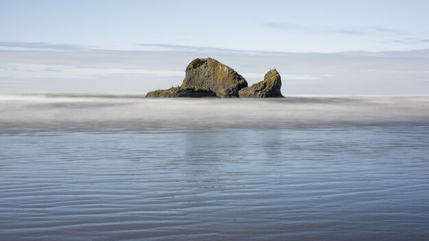 Faszinierende Aufnahme eines riesigen Felsens mit Ozean