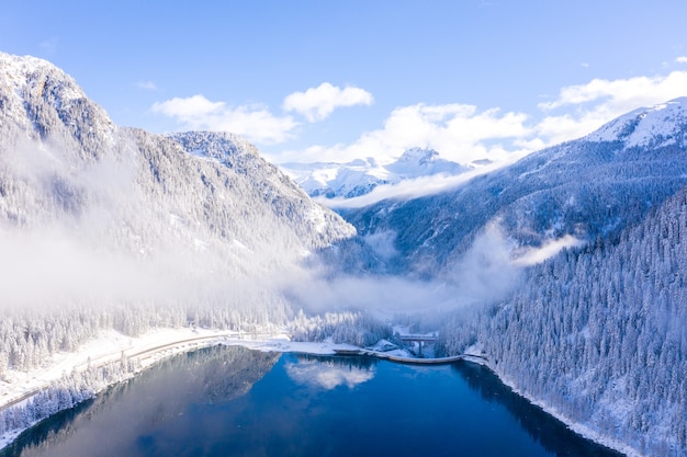 Faszinierende Aufnahme eines Sees und schneebedeckter Berge
