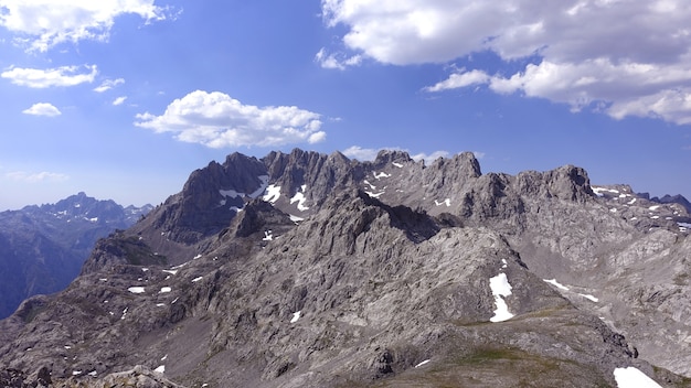 Faszinierende Aufnahme von felsigen Bergen von Picos de Europa in Kantabrien, Spanien