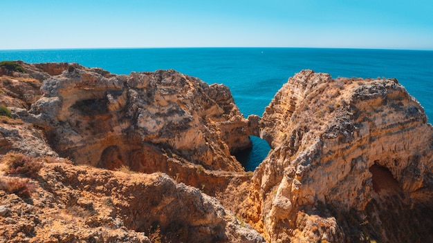 Kostenloses Foto faszinierende aufnahme von ponta da piedade in portugal