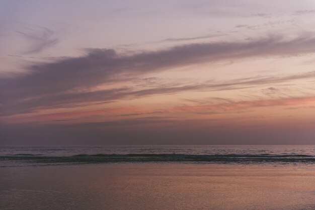 Faszinierende Aussicht auf das Meer und den Strand während des Sonnenuntergangs