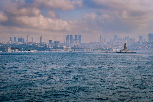 Faszinierende Aussicht auf den Jungfrauenturm mit Gebäuden im Hintergrund in Istanbul, Türkei