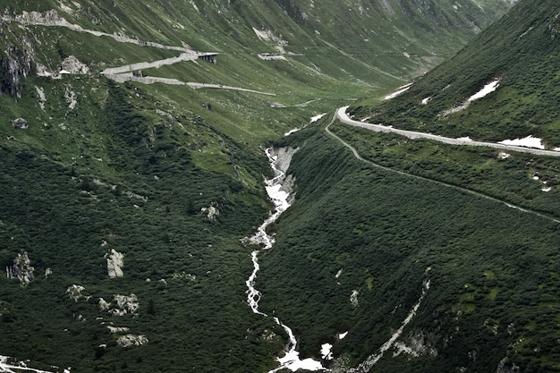 Faszinierende Landschaft der schönen grünen Berge