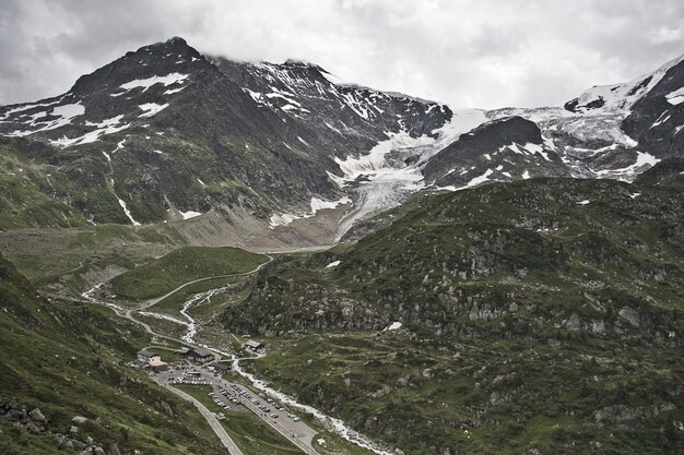 Faszinierende Landschaft der schönen schneebedeckten Berge unter einem bewölkten Himmel