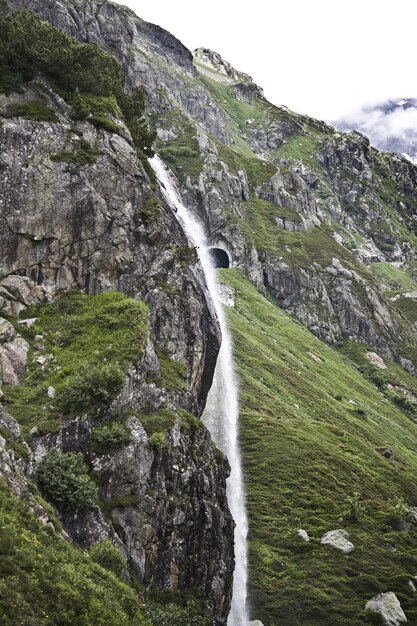 Faszinierende Landschaft des schönen Wasserfalls zwischen den felsigen Bergen